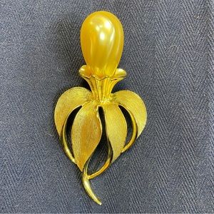 Vintage 1960s Sarah Coventry Flower Brooch Pin Faux Pearl Bud Gold tone